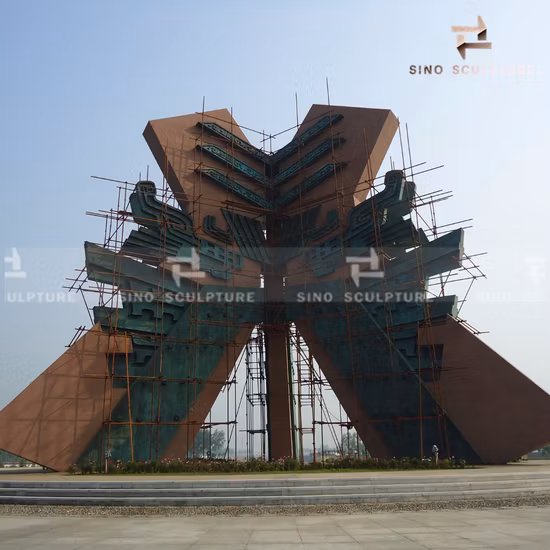 표면 녹청이 있는 거대한 야외 구리 조각품